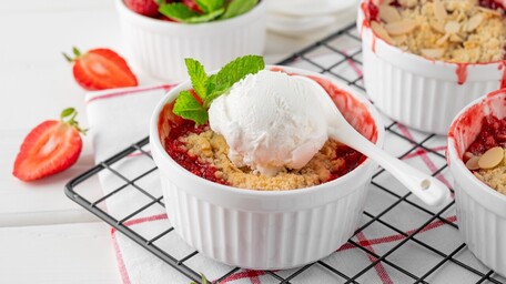Air Fryer Rhubarb & Strawberry Crumble