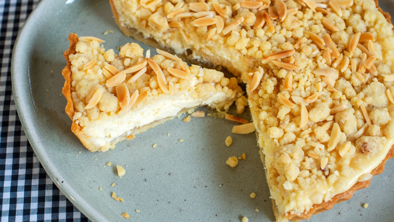 PLANT-POWERED APPLE CRUMBLE CAKE WITH CREAM CHEESE FILLING