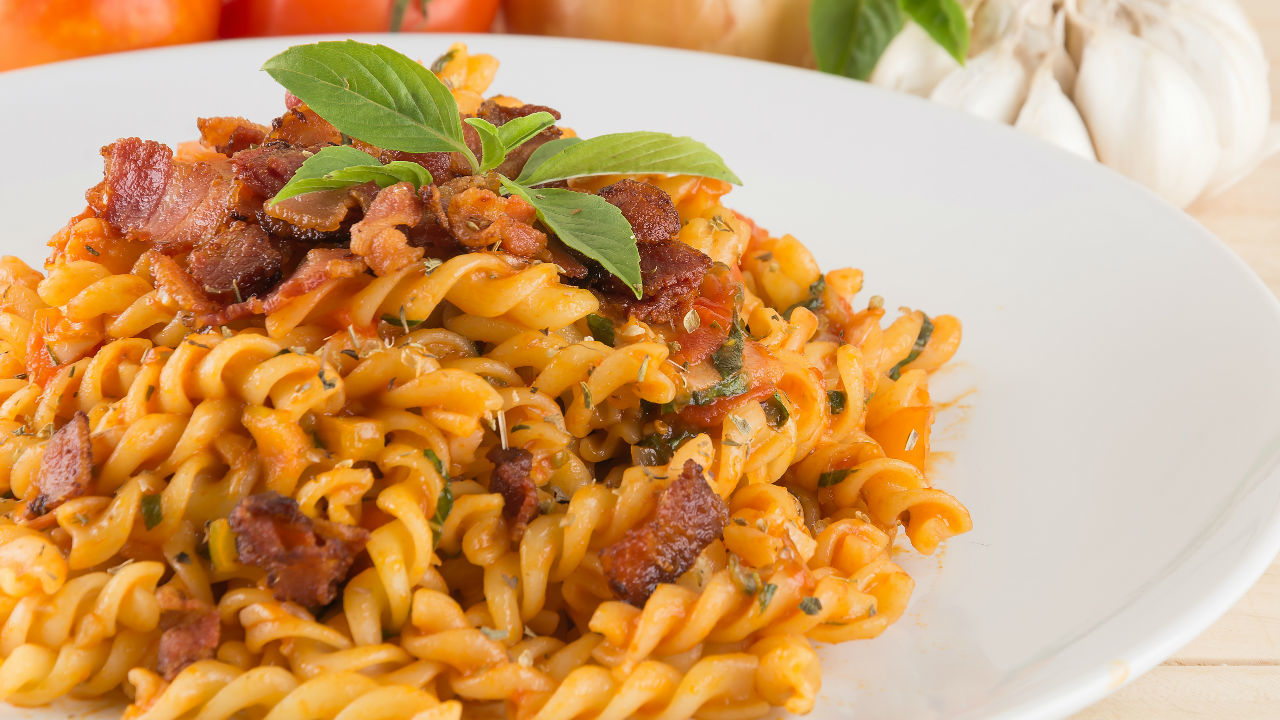 Chicken & Smoked Bacon Pasta with Garlic Bread