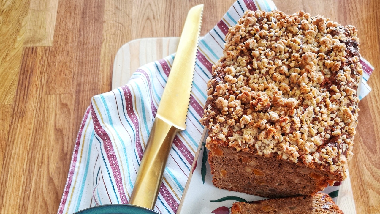 Apple, Apricot & Oat Crumble Loaf
