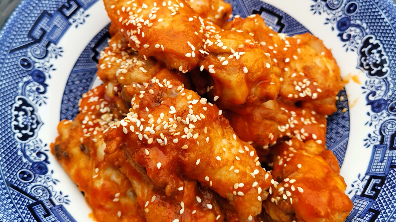 Spicy Chicken Wings in Sriracha Butter Sauce