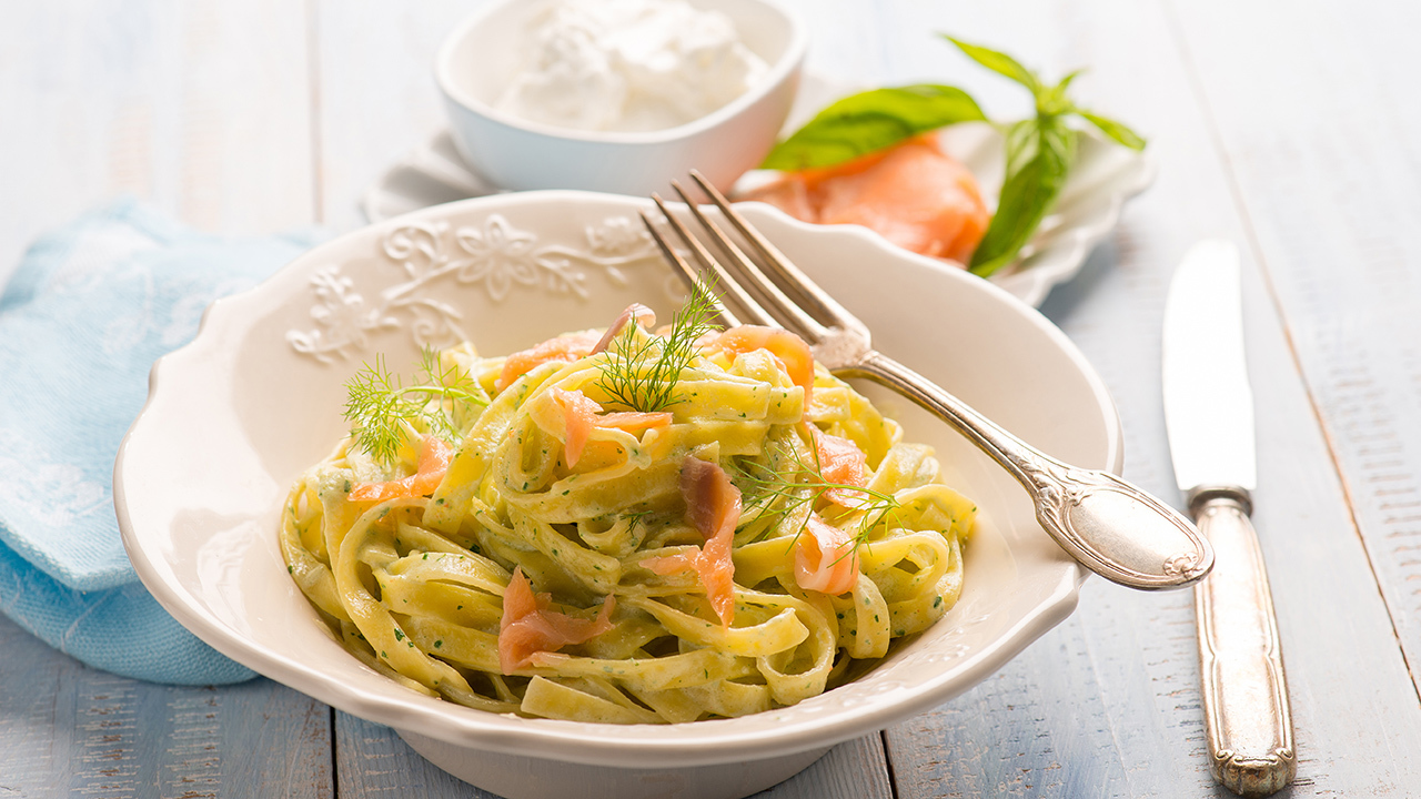Simon&#39;s Salmon Pasta with Pesto Rosso