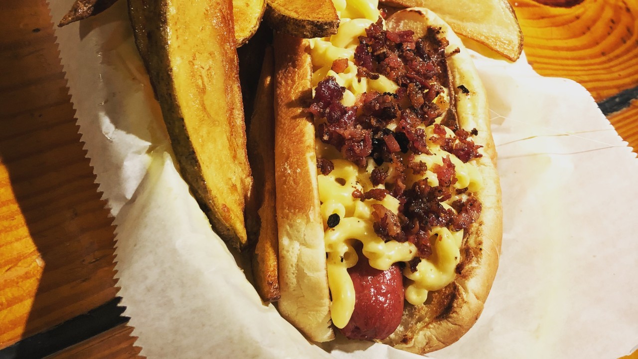 Mac &#39;n&#39; Cheese Loaded Hot Dog