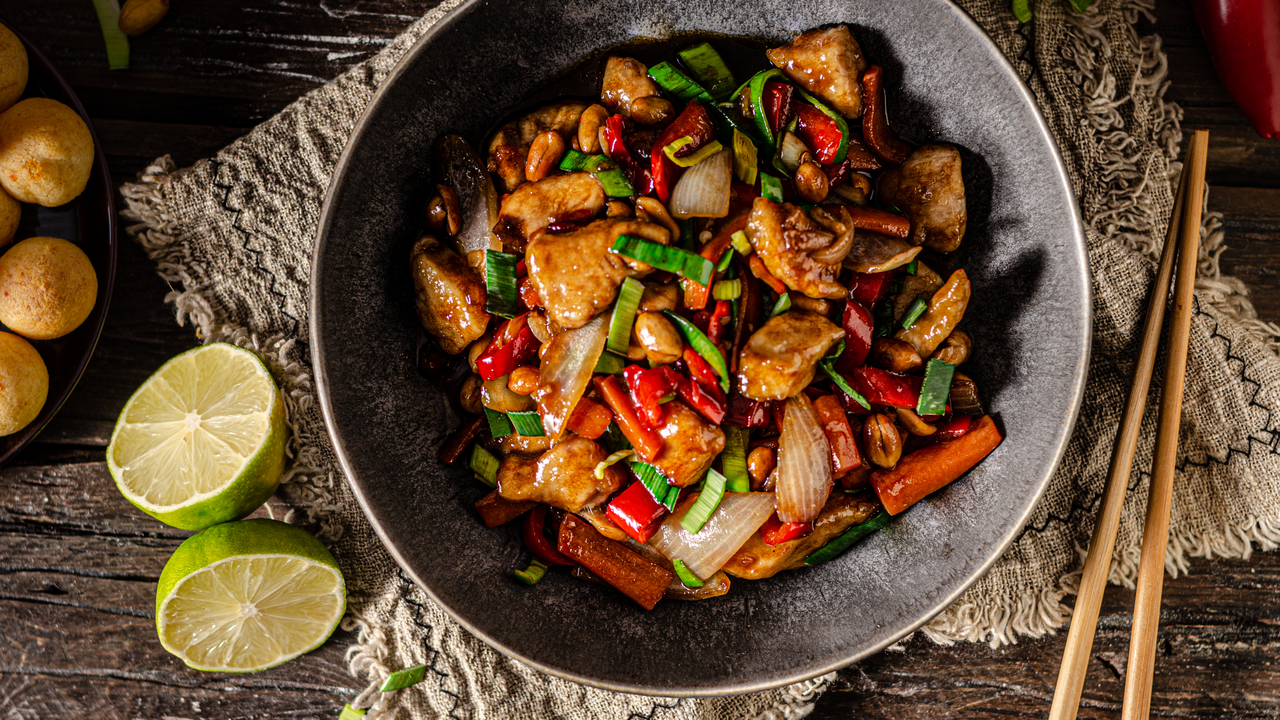 Crispy Chicken & Broccoli in black bean sauce served with boiled rice