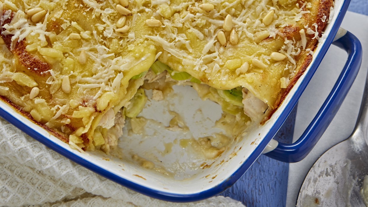 Cheesy Chicken and Leek Pasta Bake