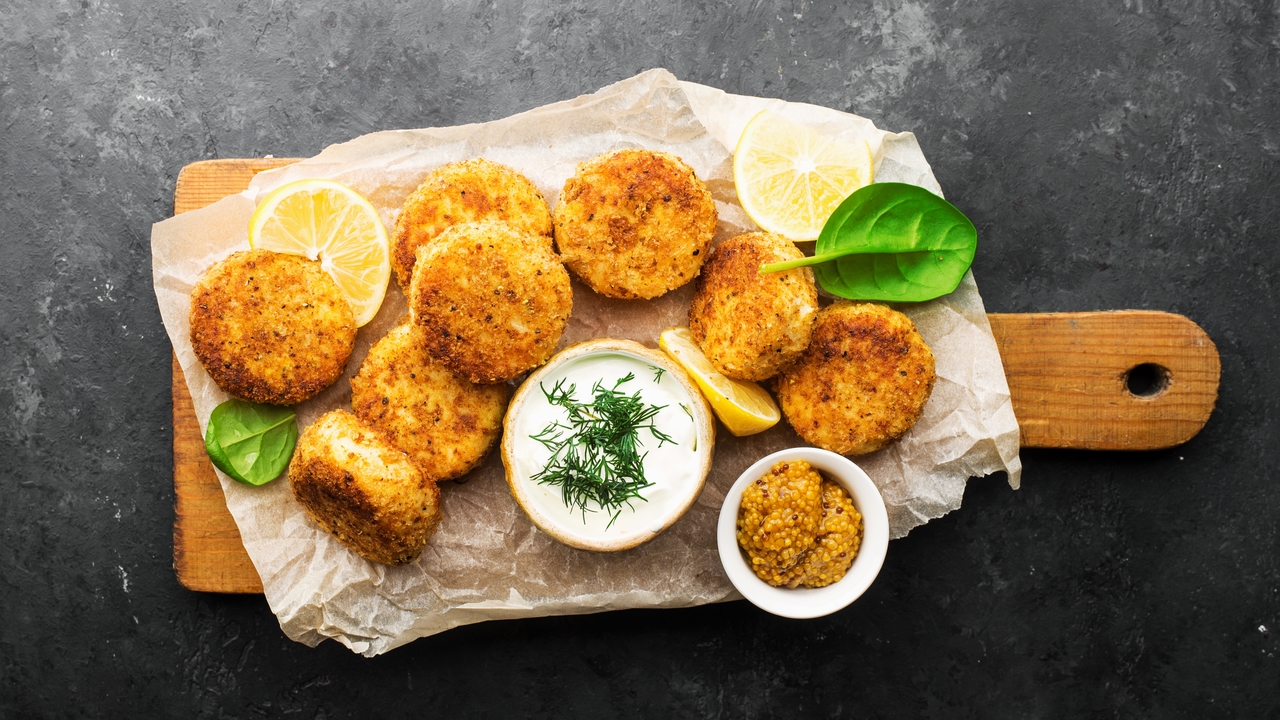 Salmon Fishcakes with a Creamy White Wine and Dill Sauce