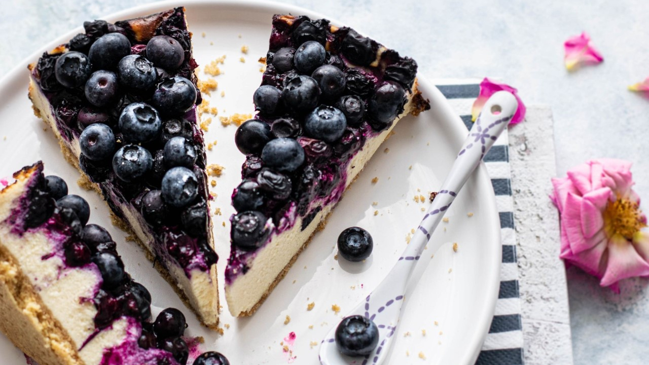 Creamy White Chocolate & Blueberry Cheesecake