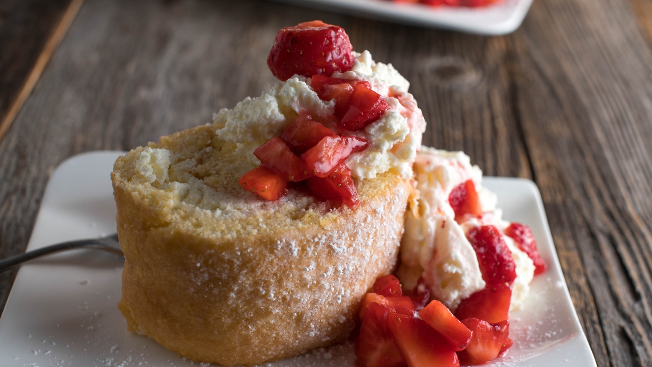 Edward Hayden&#39;s Summer Berry Swiss Roll
