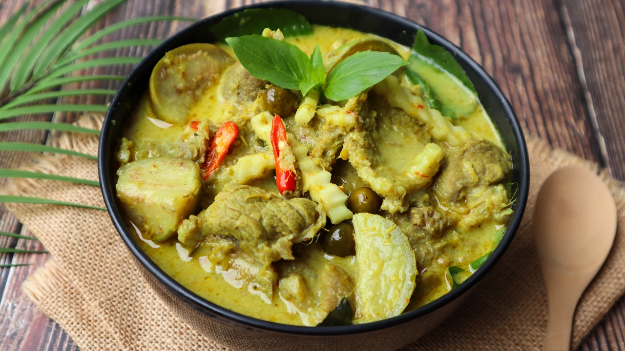 Super Green Vegetable Thai Curry with Cauliflower and Courgettes