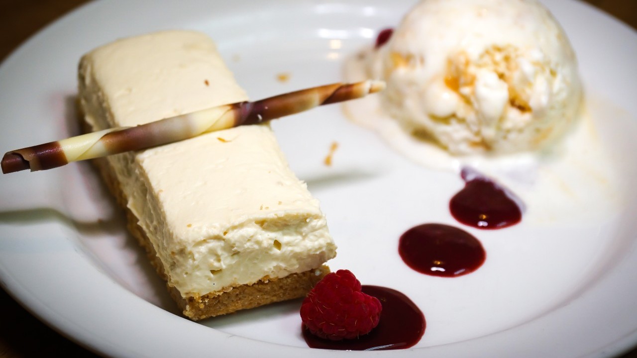 White Chocolate, Raspberry & Honeycomb Cheesecake