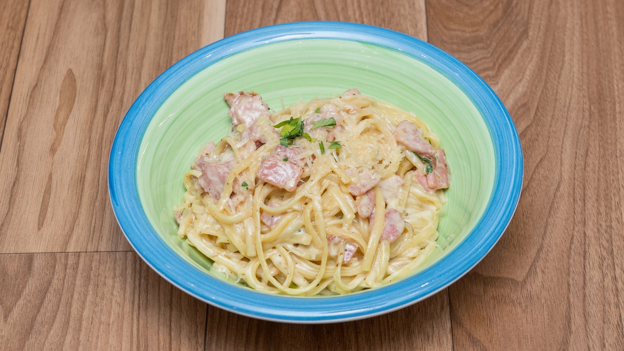 Chicken and Smoked Bacon Spaghetti with Garlic Bread