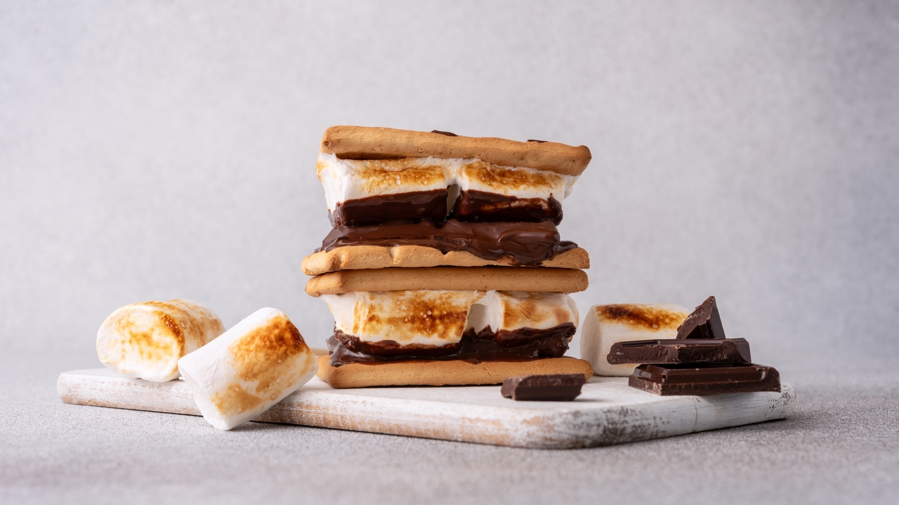 Smores – Toasted marshmallow cookie sandwich  