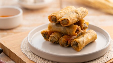 Airfryer Cheeseburger Spring Rolls with Lettuce and Pickles 