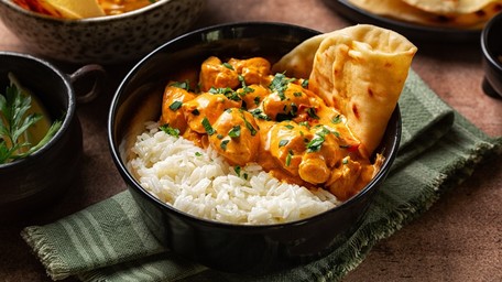 Creamy Chicken Satay Curry with Naan Breads & Cucumber Raita 