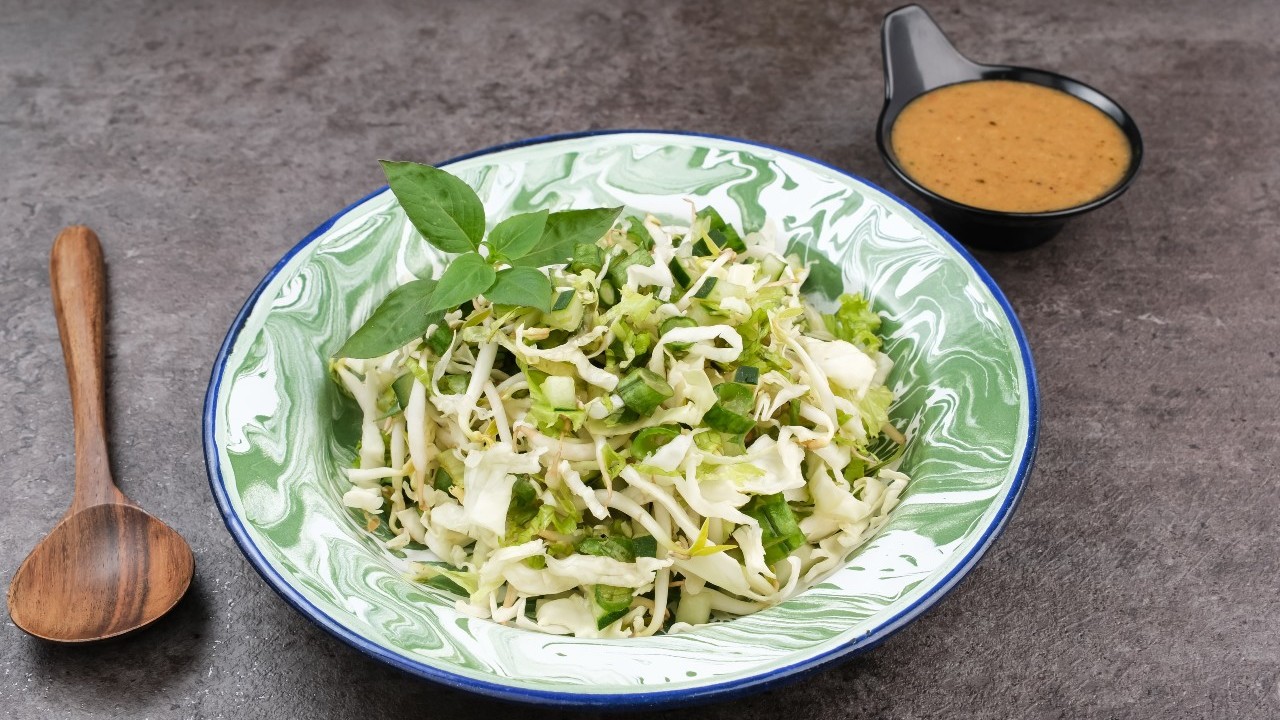 Crunchy Cabbage and Apple Sauce