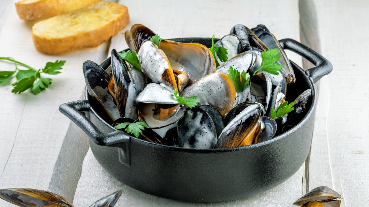 Moules Mariniere with Cream, Garlic & Parsley