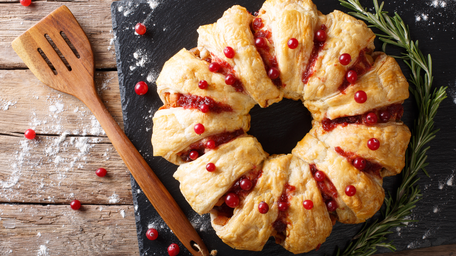 Christmas Camembert Wreath with Cranberry Sauce