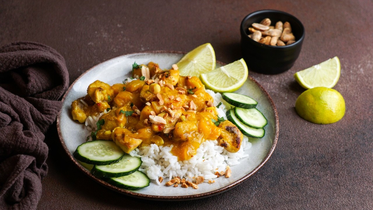 Thai Peanut Chicken Curry w/ Jasmine Rice & Garlic Naan Bread 