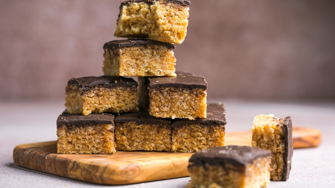 Healthier Snickers Flapjack Bars 