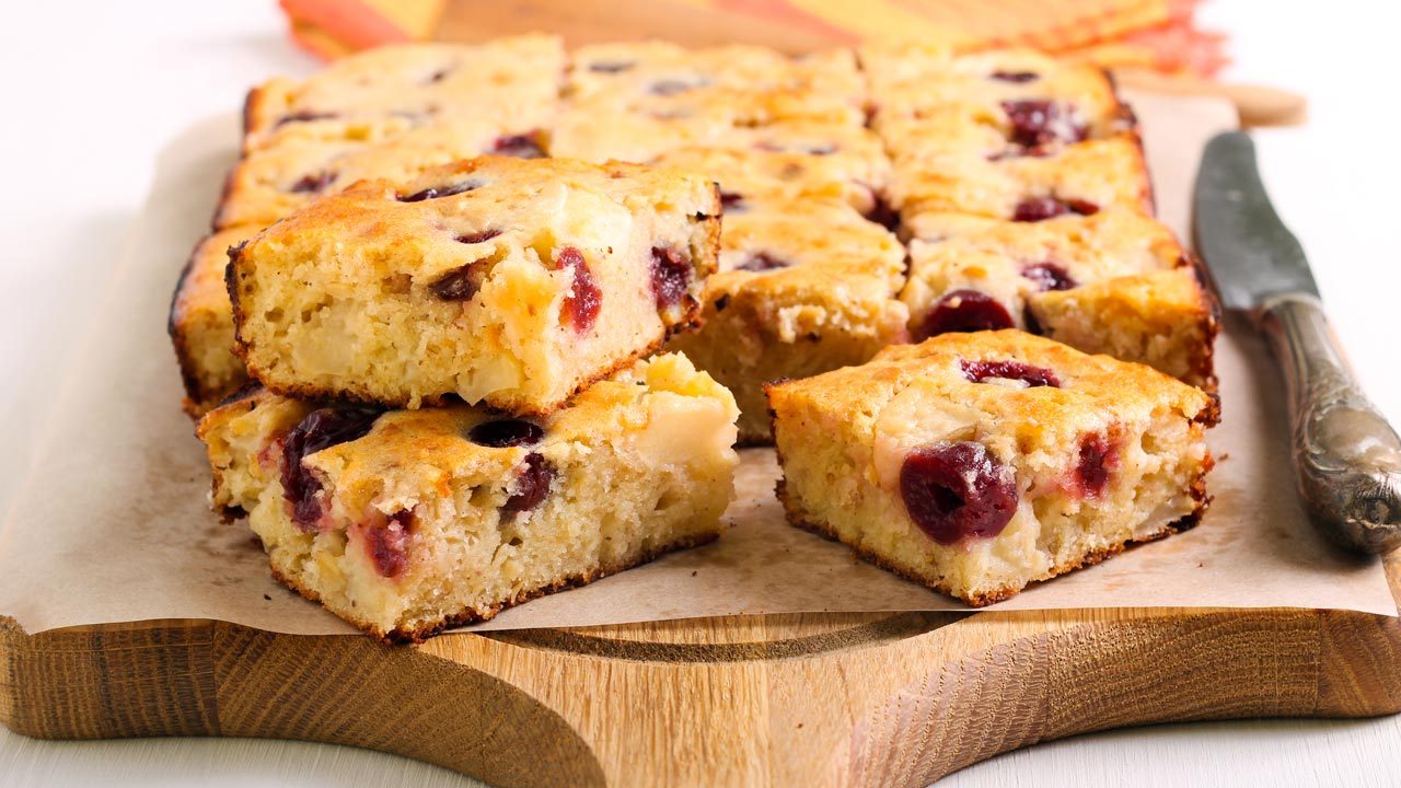 Apple, Berry and Yoghurt Traybake
