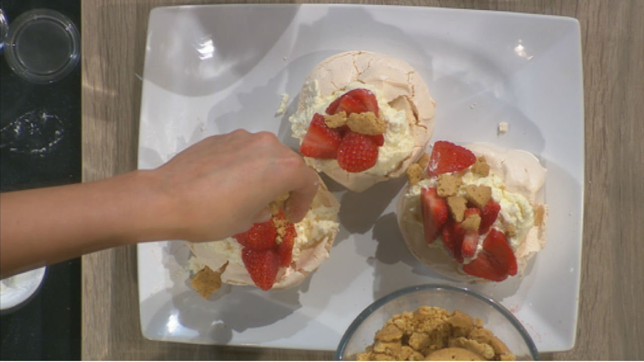 Mini Strawberry Cheesecake Pavlovas