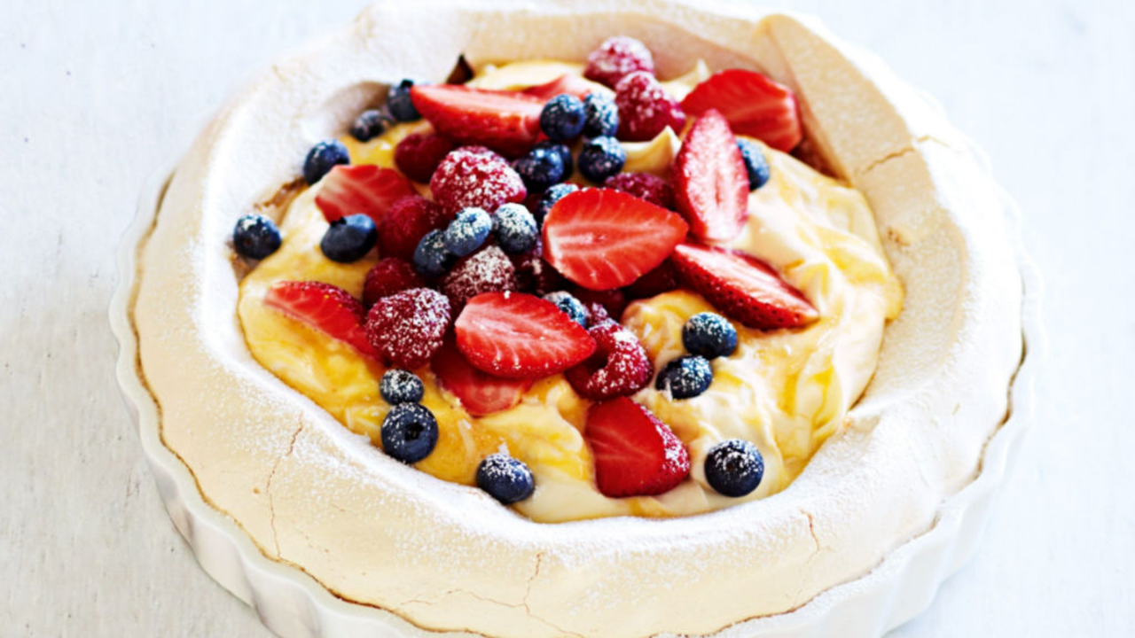 Pavlova with Lemon Curd