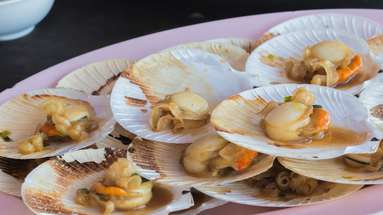 Baked scallops with hand picked crab, wild garlic mornay sauce, herb crumb crust