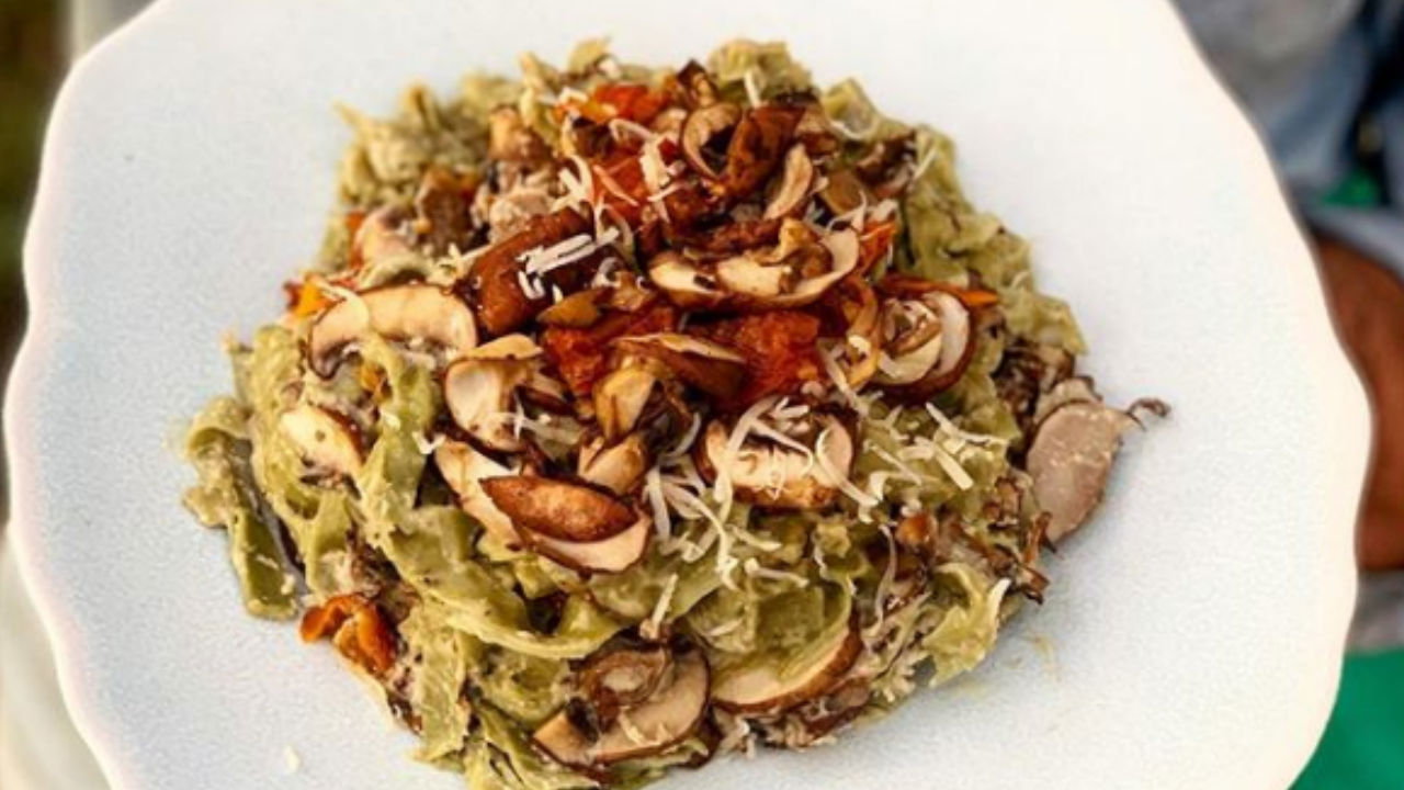 Creamy fresh spinach tagliatelle with mushroom