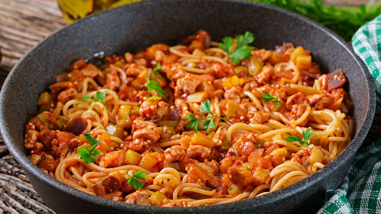 Pork spaghetti with aubergine and fennel